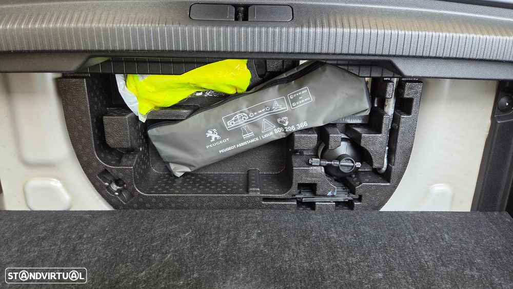 Peugeot e-2008 54 kWh Allure - 28