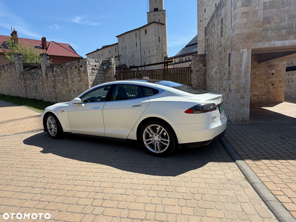 Tesla Model S 85 D - 11