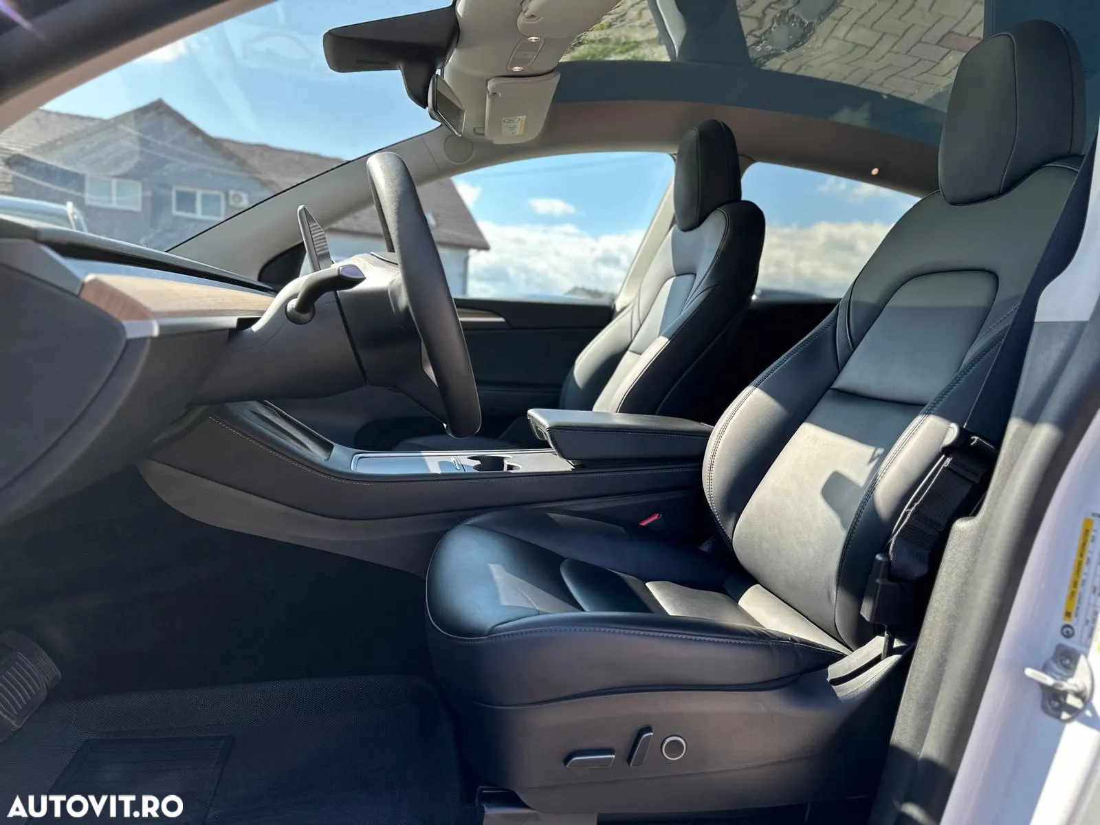 Tesla Model Y Long Range Dual Motor AWD - 16