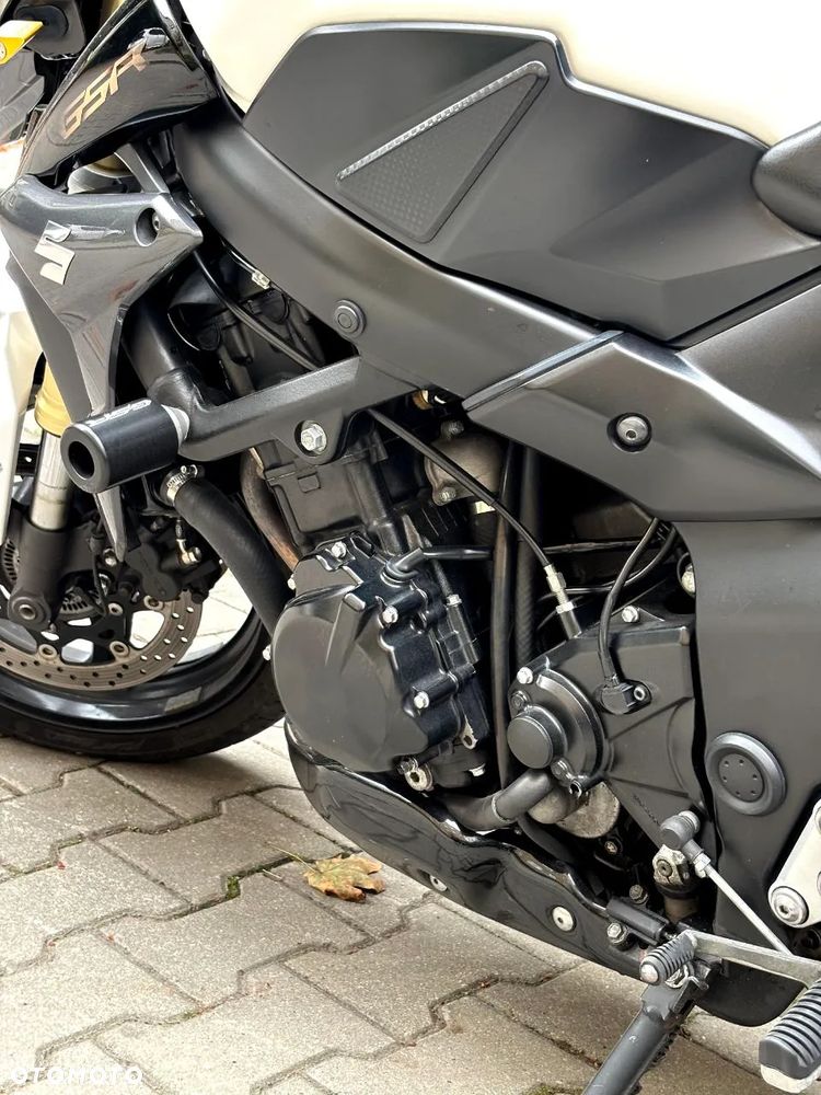 Suzuki GSR - 5