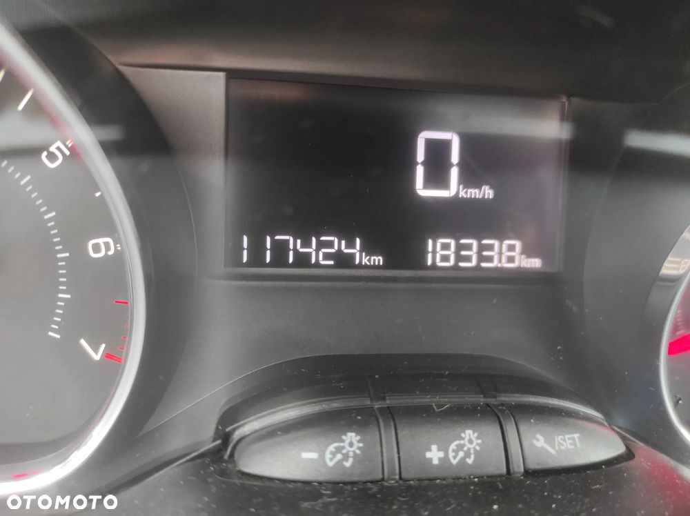 Peugeot 208 1.2 PureTech Style - 24