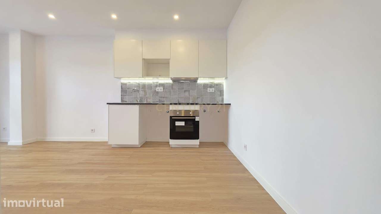 T1+1 Totalmente Remodelado com Amplo Terraço em Sacavém - Grande imagem: 2/20