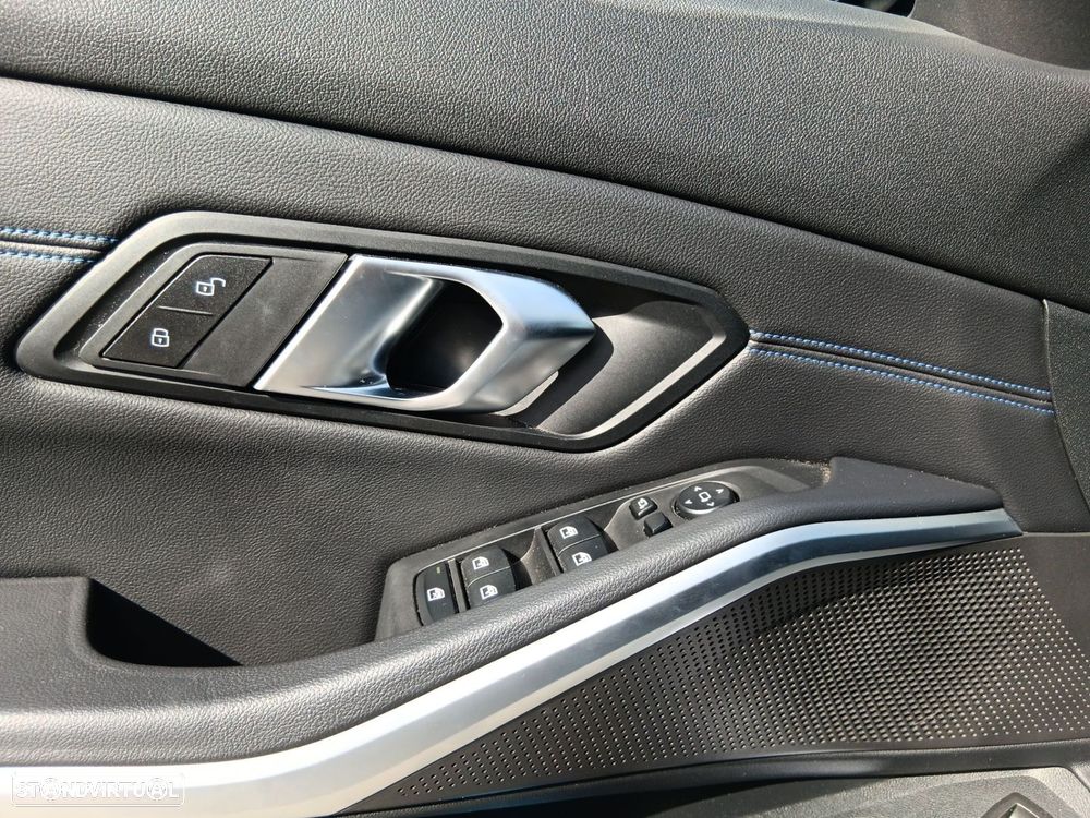 BMW 320 d Touring Pack Desportivo M Auto - 15