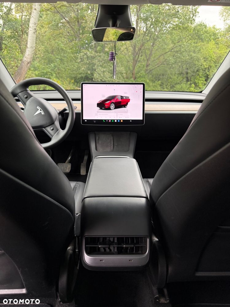 Tesla Model Y - 10
