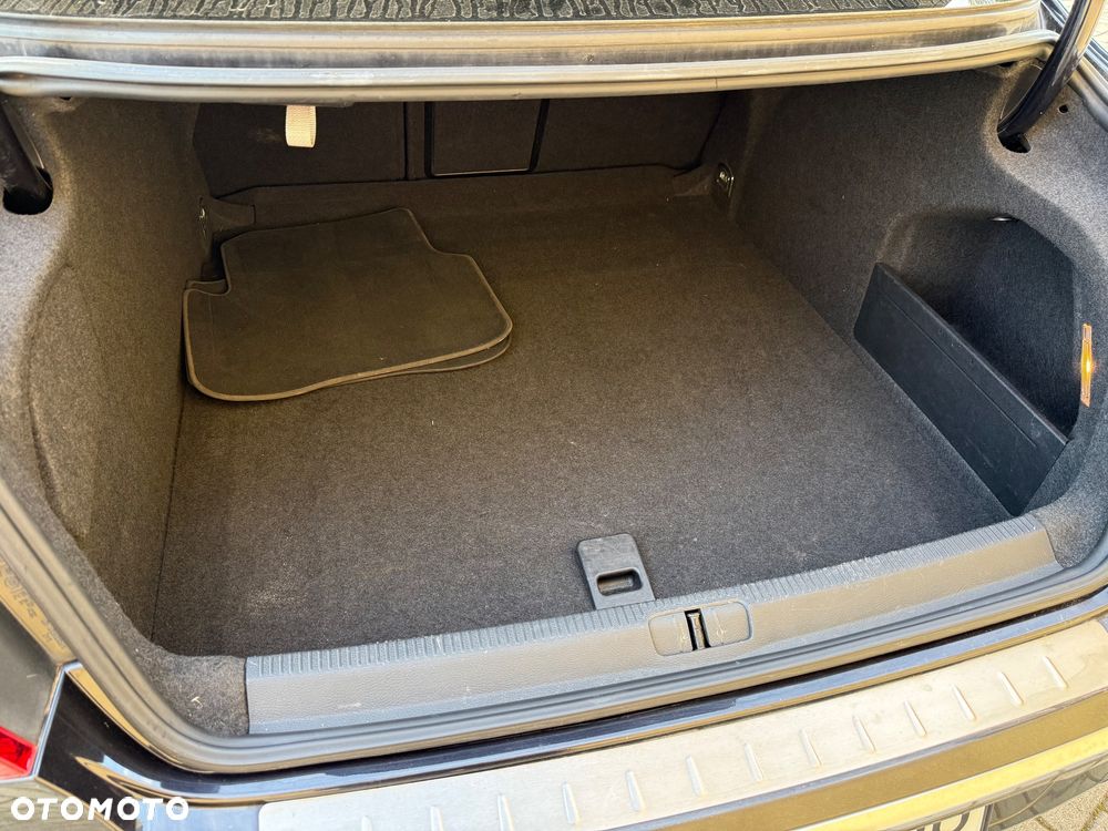 Volkswagen Passat 2.0 TDI Comfortline R-Style - 18