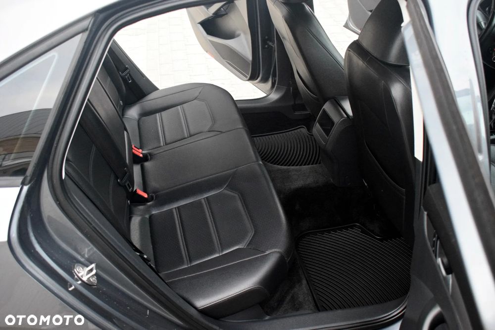 Volkswagen Passat - 30