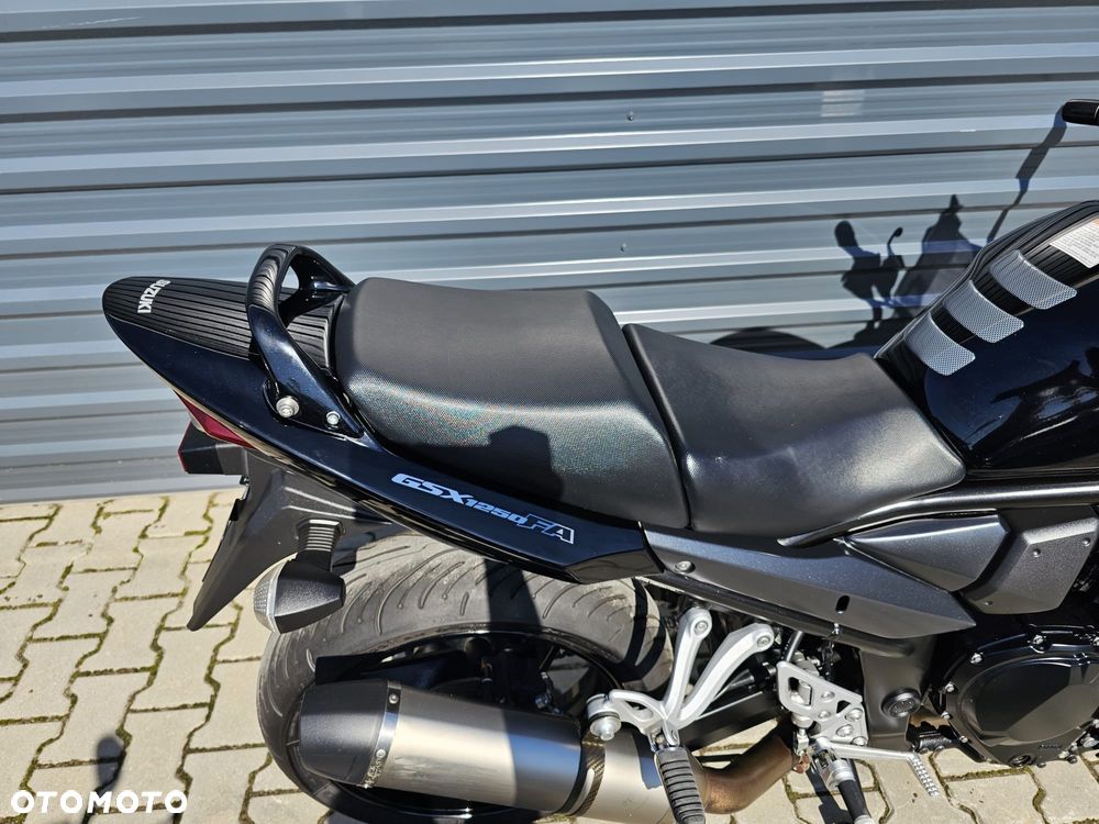 Suzuki GSX - 13