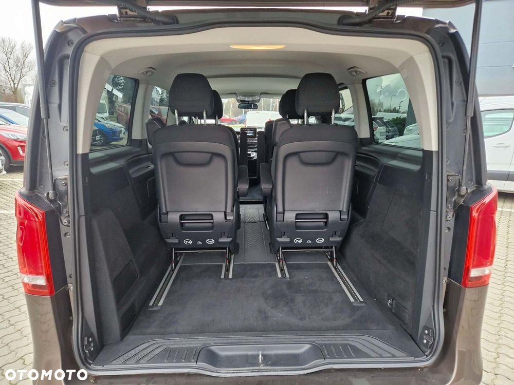 Mercedes-Benz Klasa V - 12