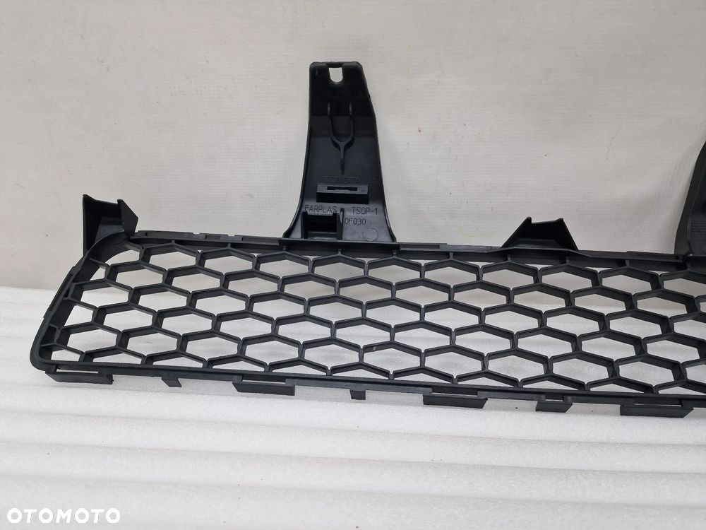 TOYOTA COROLLA VERSO II LIFT 06-08 KRATKA ŚRODKOWA ZDERZAKA PRZEDNIEGO , NR 531120F030  , NR AUKCJI K213 - 6