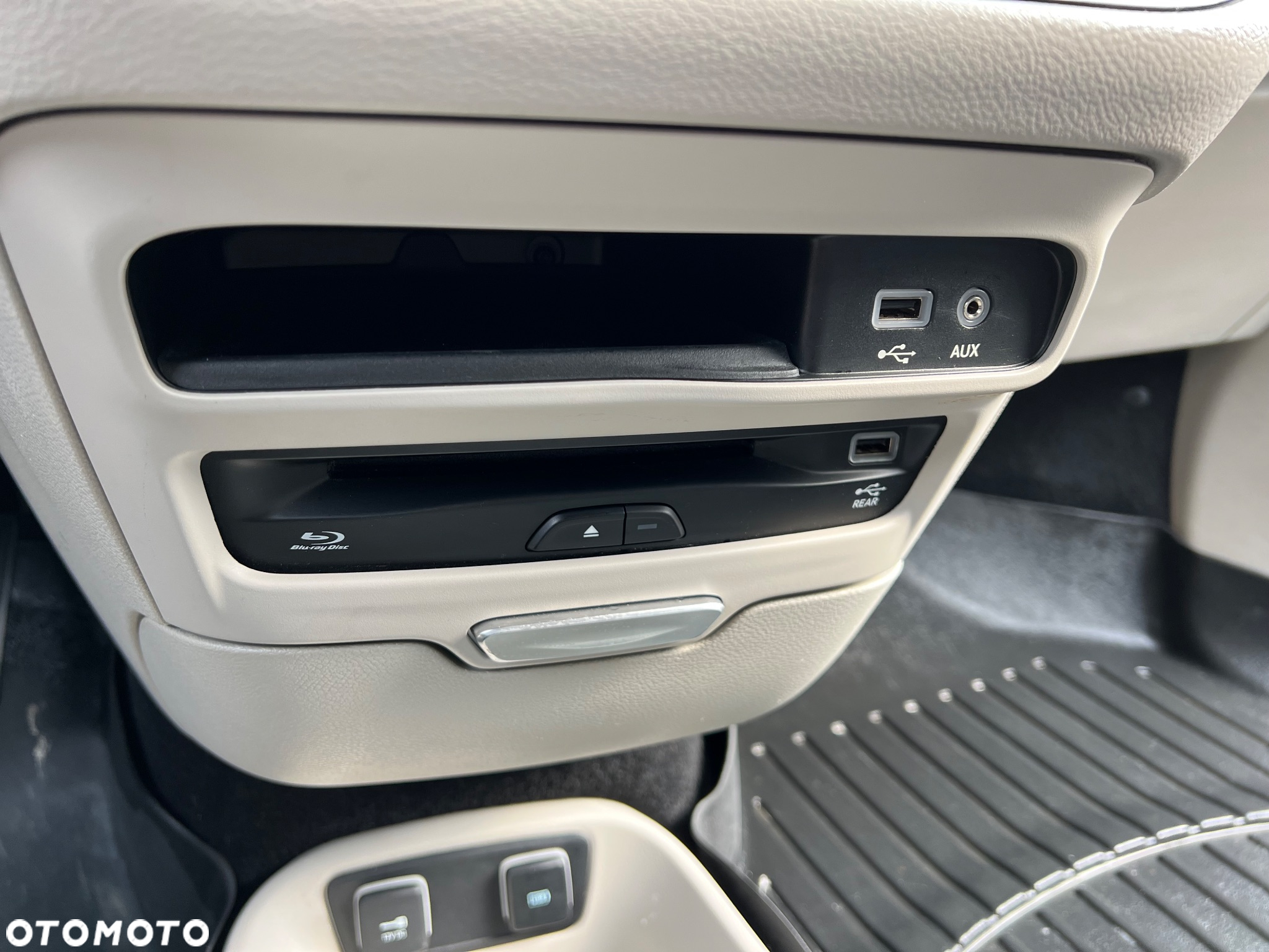 Chrysler Pacifica - 16