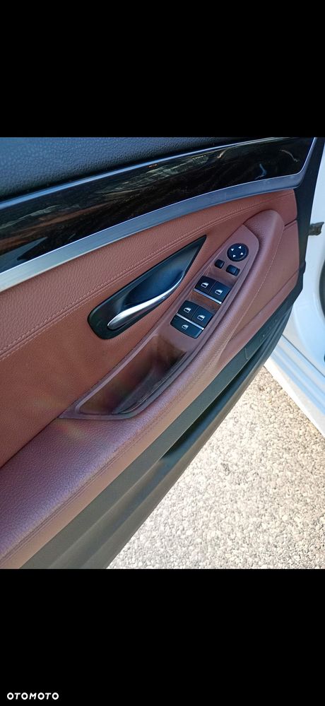 BMW Seria 5 528i xDrive Luxury Line - 11