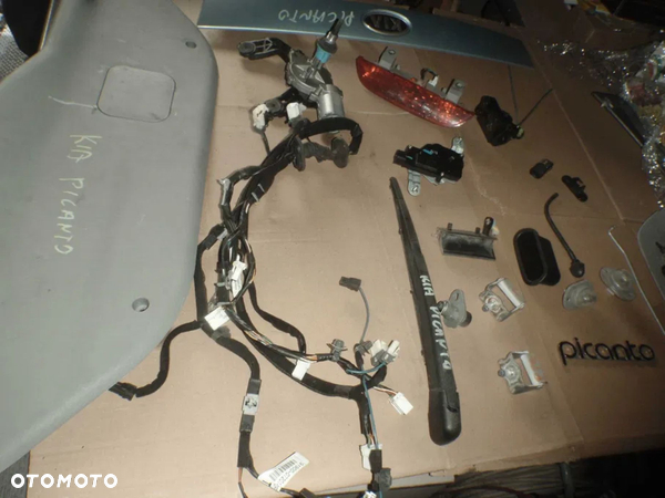 zamek tylnej klapy logo blenda kia picanto