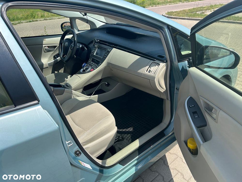 Toyota Prius (Hybrid) - 11