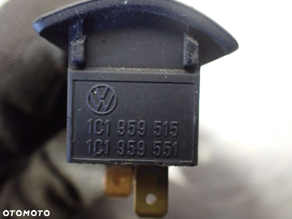 PRZEŁĄCZNIK OTWIERANIA KLAPY BAGAŻNIKA VOLKSWAGEN NEW BEETLE 2.0 - 4