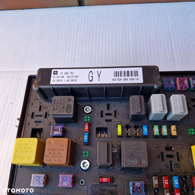 SKRZYNKA BEZPIECZNIKÓW OPEL ASTRA H 13206751 GY 5DK008668-14 KOMBI 04 MODUŁ - 2
