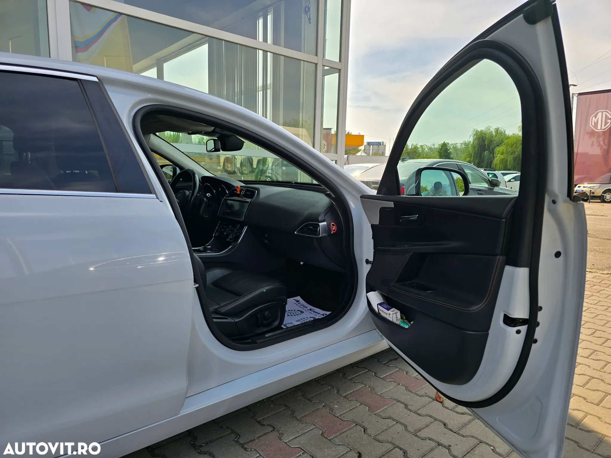 Jaguar XE - 9