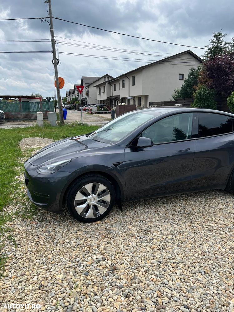 Tesla Model Y - 8
