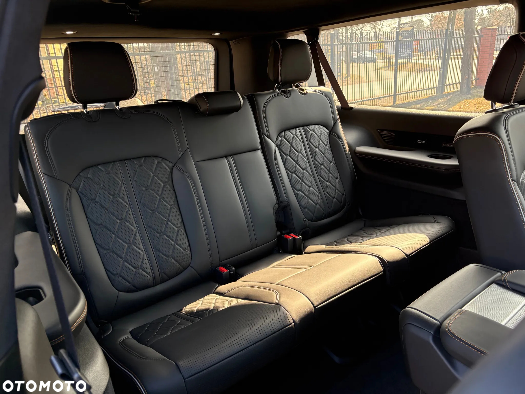 Jeep Grand Wagoneer - 17