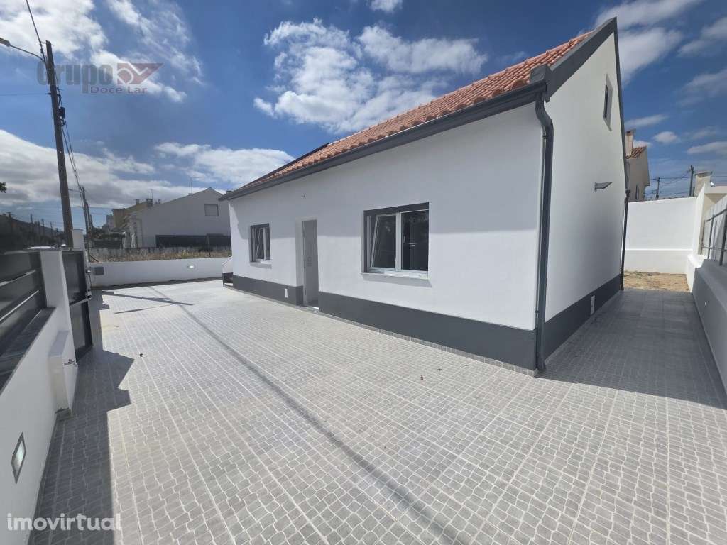 Moradia Isolada T3 +1 com Garagem e Logradouro em Quinta do Conde - Grande imagem: 4/40