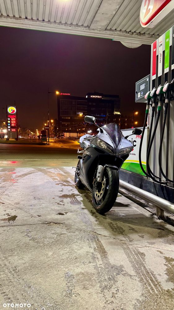 Yamaha R1 - 9