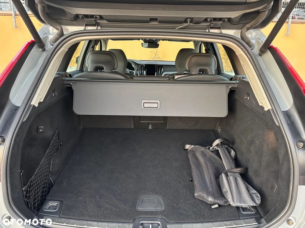 Volvo XC 60 B4 D Plus Dark - 15