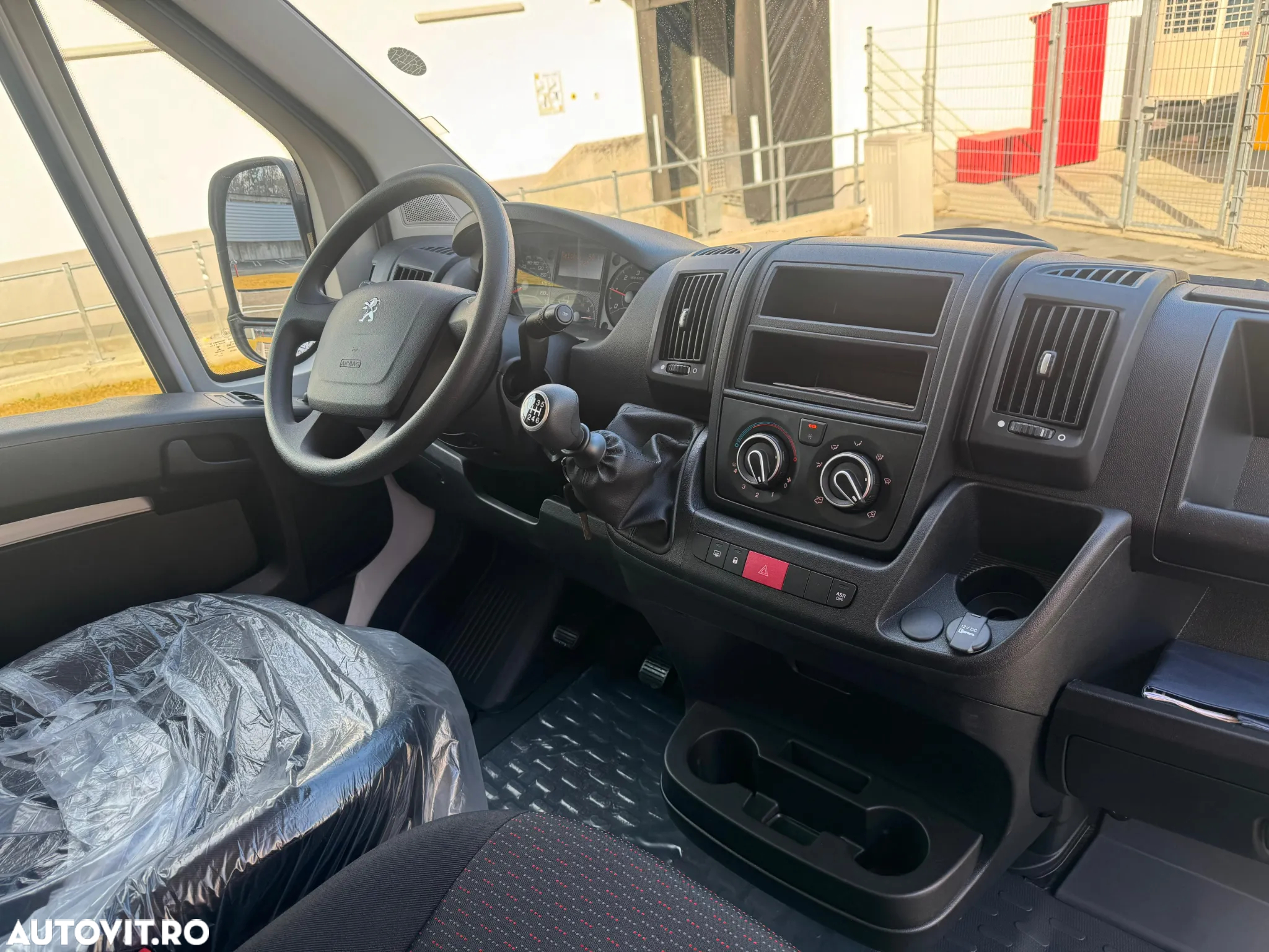 Peugeot Boxer 335 L3H2 13m3 2.2 BlueHDi 140cp - 9