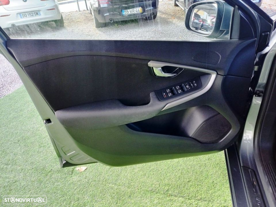 Volvo V40 2.0 D2 Momentum Geartronic - 29