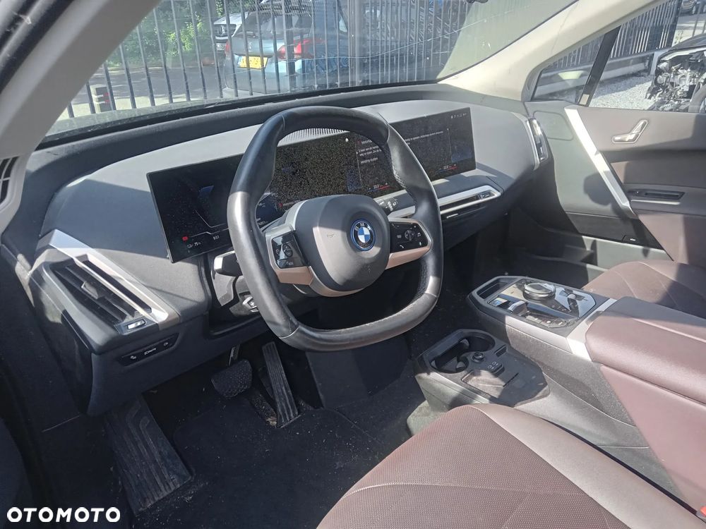BMW iX - 10