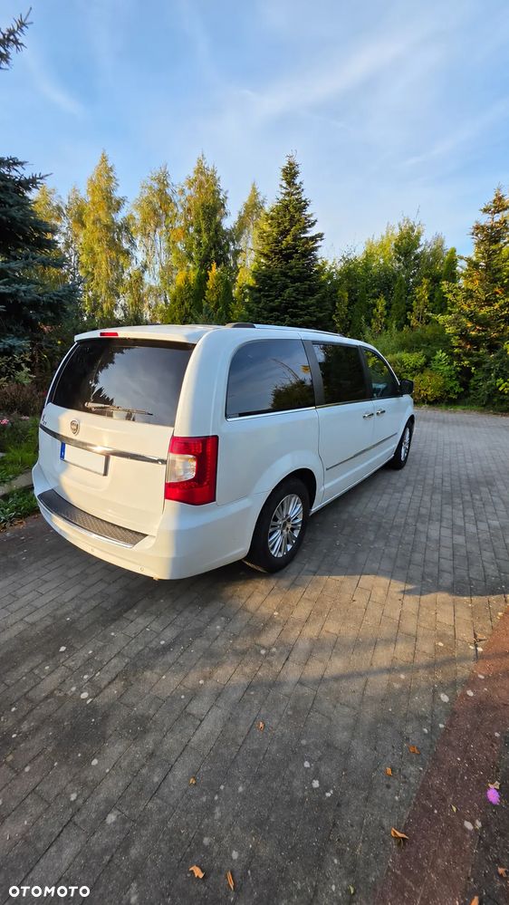 Lancia Voyager 2015 photo 2