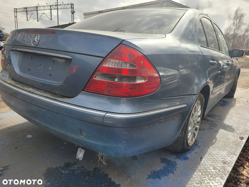 Części- Mercedes W211 Daimlerchrysler e 240 Rok 2003 Pojemność 2597  Moc 130 kw Benzyna - 4