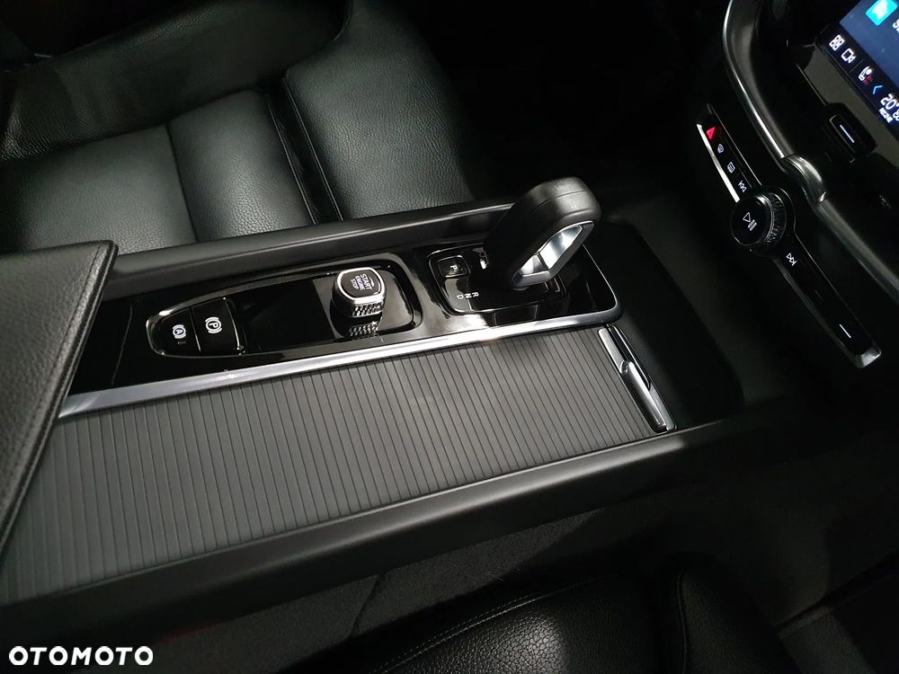 Volvo XC 60 B4 D AWD Ultimate Dark - 20