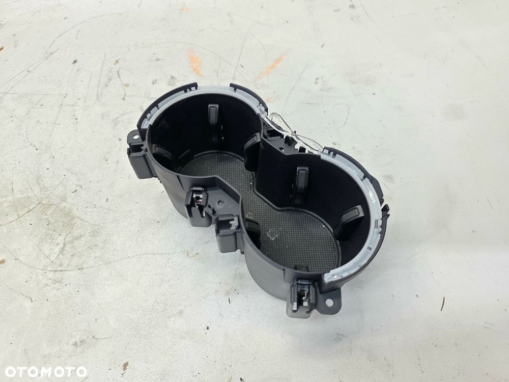 UCHWYT SCHOWEK NA KUBKI AUDI A4 B9 A5 8W 8W0862533E LED - 3