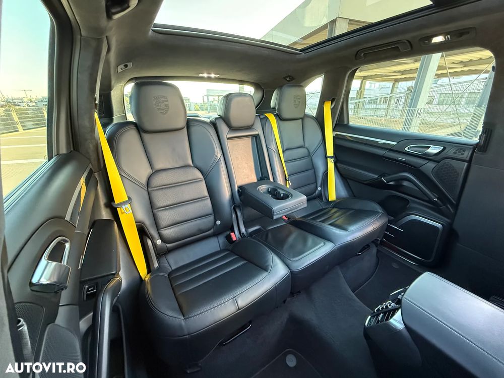 Porsche Cayenne 4.8 L Turbo - 13