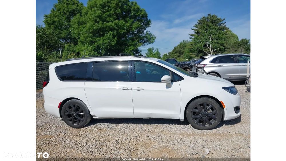 Chrysler Pacifica - 4