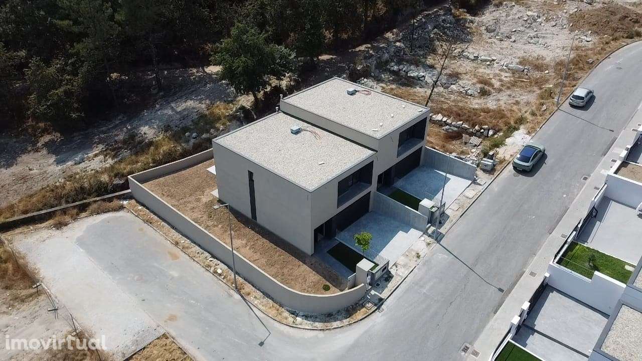 Vivendas T3, gaveto em banda situada em Lanhoso- Póvoa de Lanhoso - Grande imagem: 4/54