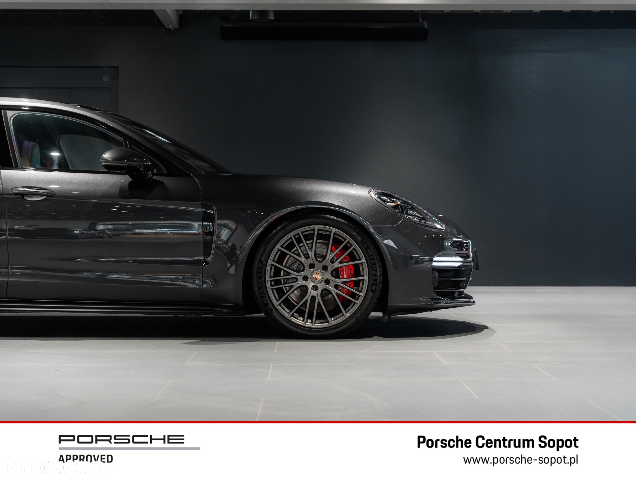 Porsche Panamera GTS Sport Turismo - 12