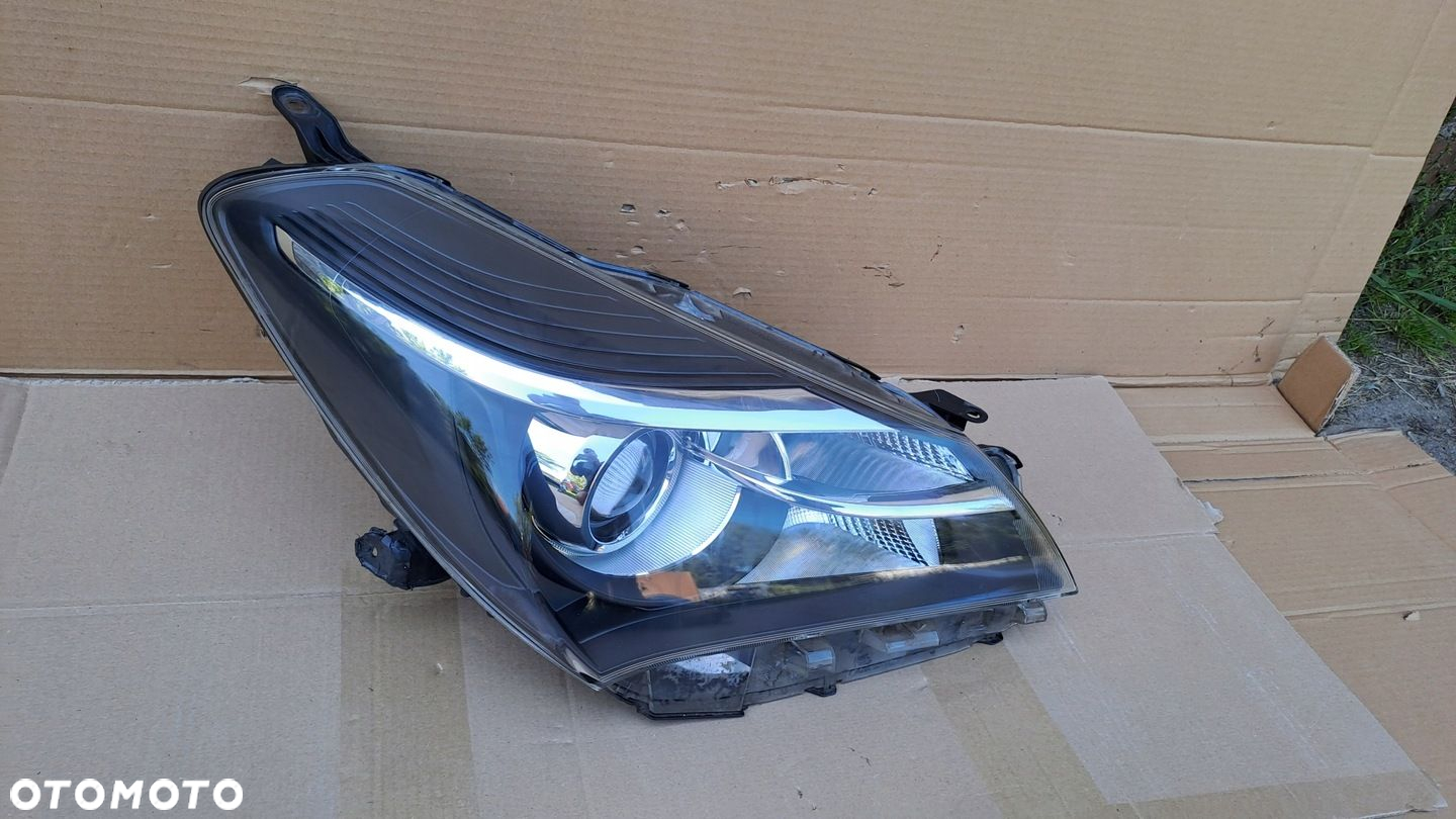 TOYOTA YARIS III LIFT PRAWA LAMPA PRZÓD SOCZEWKA UŻYWANA - 3