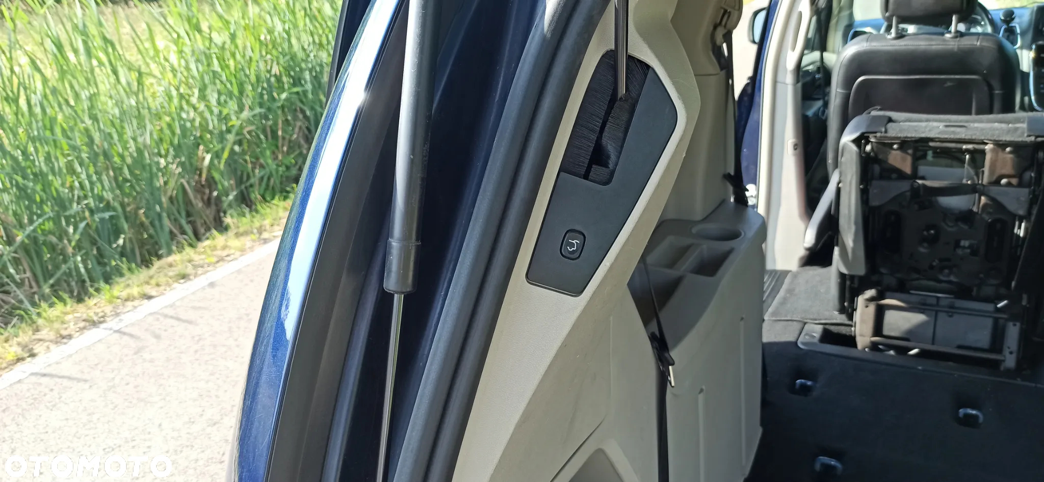 Chrysler Town & Country - 22