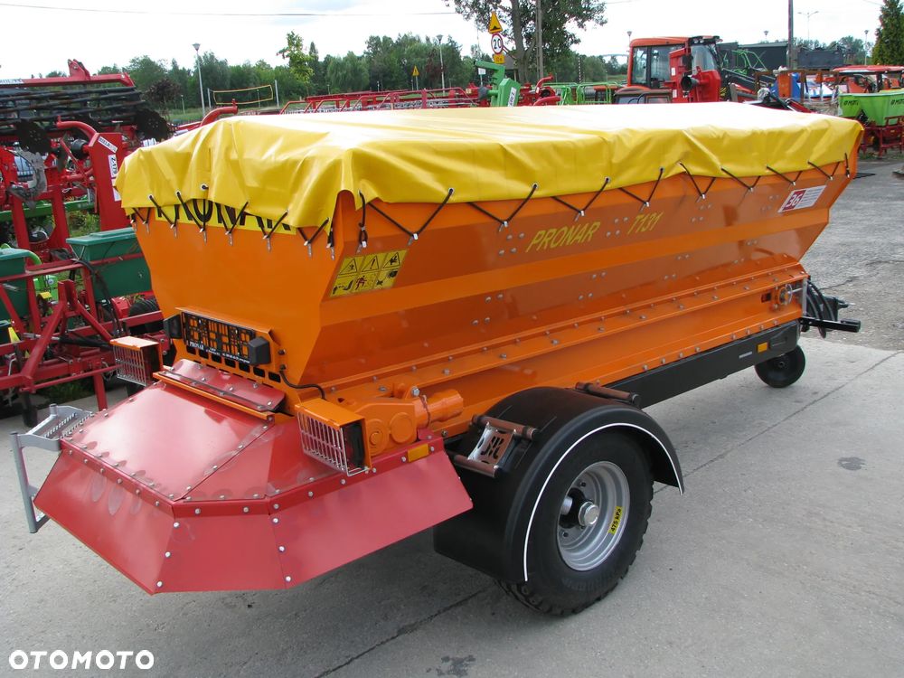Pronar Posypywarka T-130, T-131, T-132, Piaskarka, Solarka, Rozsiewacz wapna i nawozów RCW, Piaskarka komunalna, solarka rozsiewacz piasku soli KŁOS, Rozsiewacz komunalny N 065 POM Augustów, Pług odśnieżny prosty, łamany, strzałka Ursus, Inter-Tech, Pronar - 6