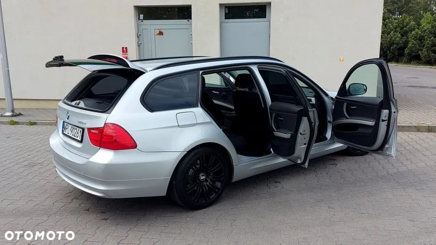 BMW Seria 3 318d DPF Touring - 32