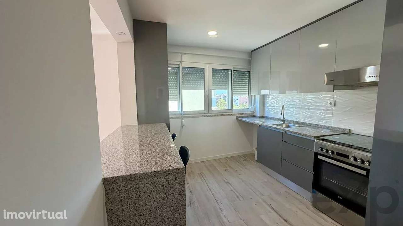 Apartamento T2 renovado em Cruz de Pau, Amora - Grande imagem: 2/10