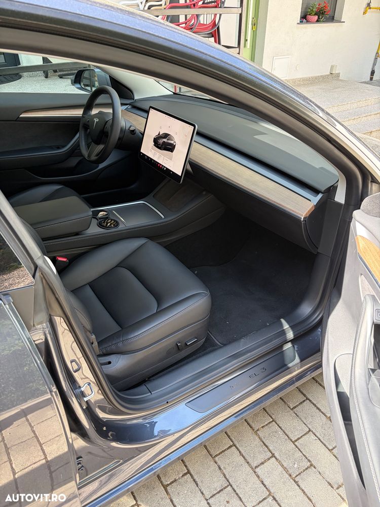 Tesla Model 3 - 8