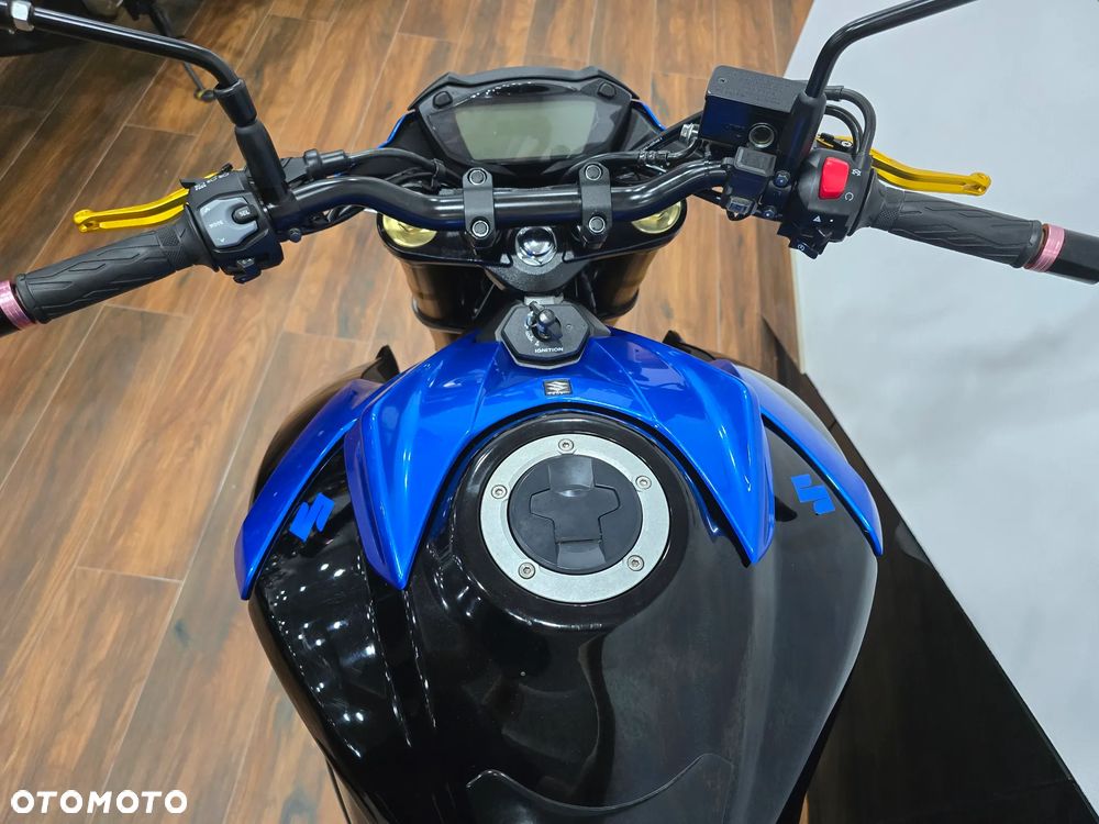 Suzuki GSX - 12