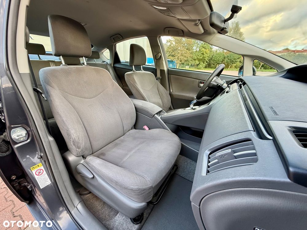 Toyota Prius (Hybrid) Life - 16