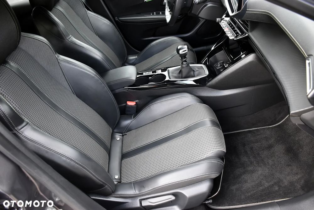 Peugeot 208 - 24