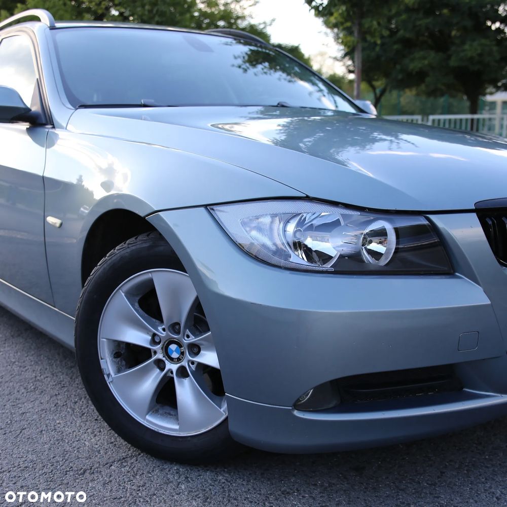 BMW Seria 3 318i Touring - 9