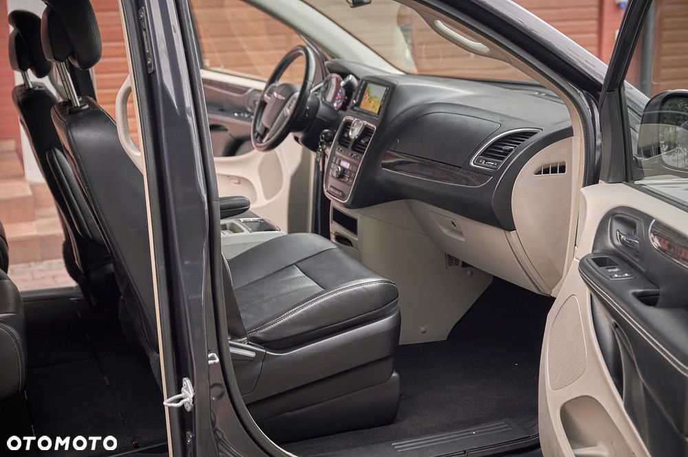 Chrysler Town & Country 3.6 Limited - 25