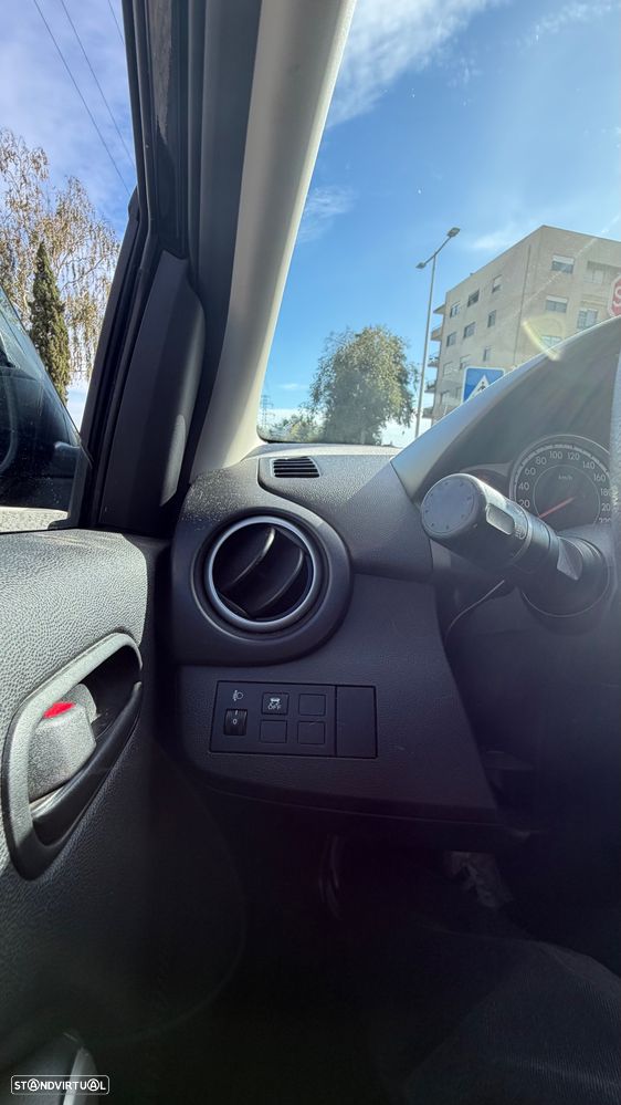 Mazda 2 2011 photo 4