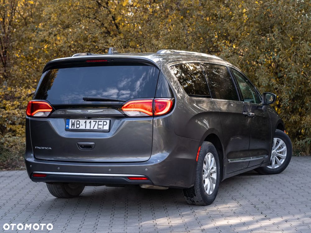 Chrysler Pacifica - 4