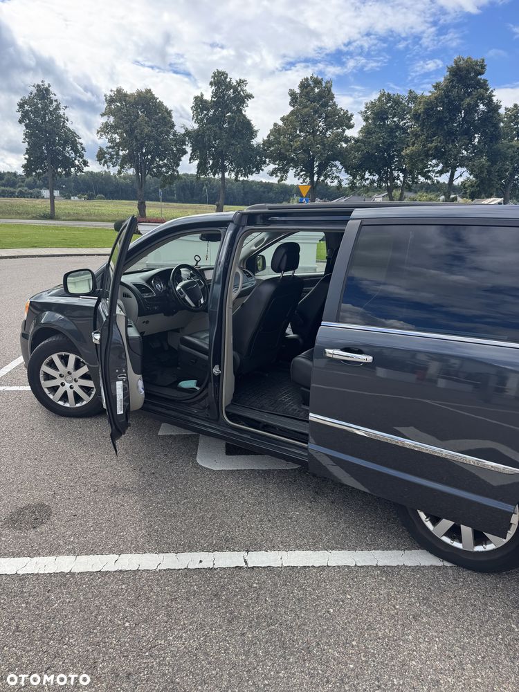 Chrysler Town & Country 3.6 Limited - 11